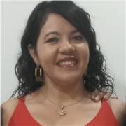 Profesora de matemáticas, geometría y estadística, imparte conocimiento a niños de todas las edades